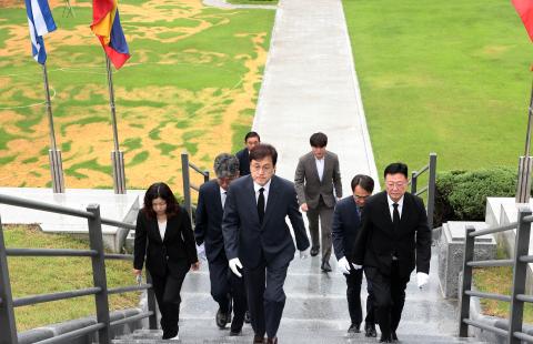 신임 경제부지사 우두산 충렬탑 참배